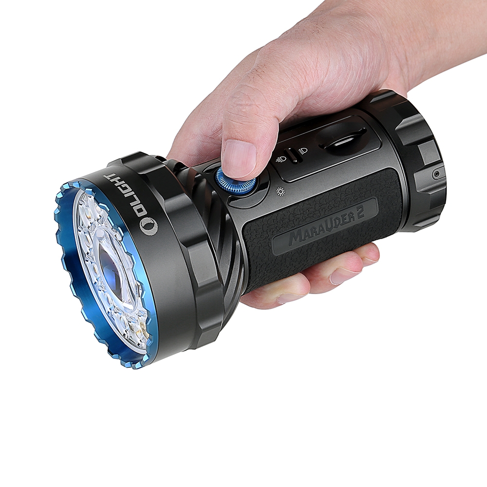 Main tenant une lampe de poche Olight Marauder 2 gris avec un accent bleu