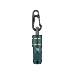 Porte-clés lampe de poche EDC bleu/or avec mousqueton noir, éclairage tactique portable en gros plan