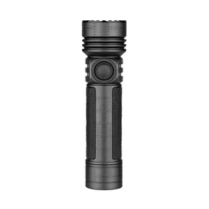 Lampe de poche Olight Seeker 4 Pro noire vue de profil avec poignée texturée antidérapante pour camping et outdoor