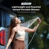 Douche portable de camping Tiny Shower utilisée par une femme près de sa voiture en plein air