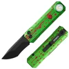 Couteau de poche pliant Oknife vert à taches rouges avec lame noire et lampe de poche intégrée.