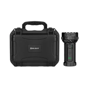 Lampe torche puissante Olight noire debout à côté de sa mallette de transport rigide de protection sur fond blanc