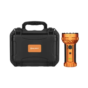 Lampe torche puissante Olight orange à côté de sa mallette de transport noire rigide sur fond blanc