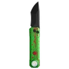 Couteau de poche pliant vert avec éclaboussures rouges, lame noire et lampe de poche intégrée sur fond noir.