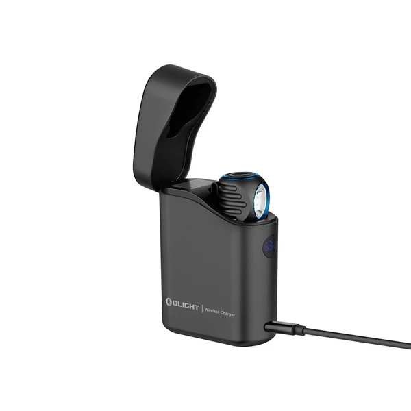 Olight Noir Perun 3 Mini en charge avec son boîtier de chargeur sans fil portable pour une utilisation quotidienne et en extérieur.