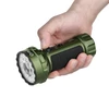 Lampe de poche Olight Marauder Mini 2 verte tenue en main, avec poignée antidérapante pour le camping et l'exploration