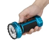 Olight lampe de poche Marauder Mini 2 bleue tenue à la main, vue de côté, pour l'éclairage extérieur.