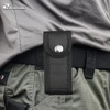 Étui de couteau pliant tactique en nylon noir HX Outdoors fixé à la ceinture d'un pantalon militaire cargo