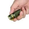 Olight Baton 4 Premium Vert Olive tenu à la main pour un éclairage EDC portable.