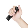 Main tenant une mini lampe de poche LED EDC plate et compacte, format de poche portable et ergonomique