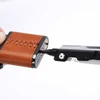 Ajustement de la valve d'un briquet Zorro en cuir marron avec un tournevis multi-outil sur fond blanc