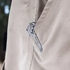 Pince multifonction NexTool compacte fixée à la poche d'un pantalon beige avec son clip métallique EDC