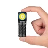 Olight PERUN 3 MINI noir tenue à la main pour un éclairage polyvalent et mains libres en extérieur.