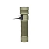 Lampe torche Olight Seeker Ultra verte en charge USB-C de profil avec poignée texturée pour camping et randonnée