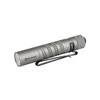 Lampe de poche Olight en aluminium anodisé gris avec clip, design rainuré antidérapant, logo Olight violet