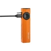 Lampe torche Olight ArkPro orange en charge USB-C latérale, idéale pour l'EDC et le camping.