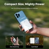 Mini pompe Flextail compacte et légère tenue en main à côté d'un smartphone et d'une carte de crédit