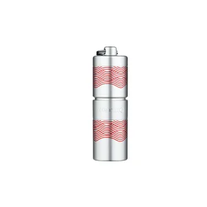 Olight I1R 2 Pro lampe de poche argent avec motifs rouges en vue de 3/4 pour éclairage quotidien