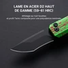 Couteau de poche pliant avec lame Tanto noire en acier D2 et manche vert texturé rouge sur fond sombre.
