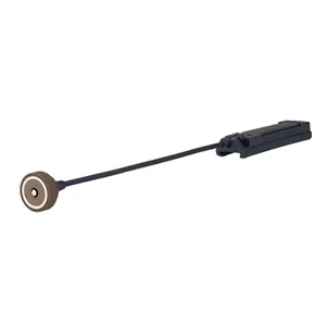 Interrupteur déporté magnétique noir avec câble pour lampe torche tactique sur fond blanc