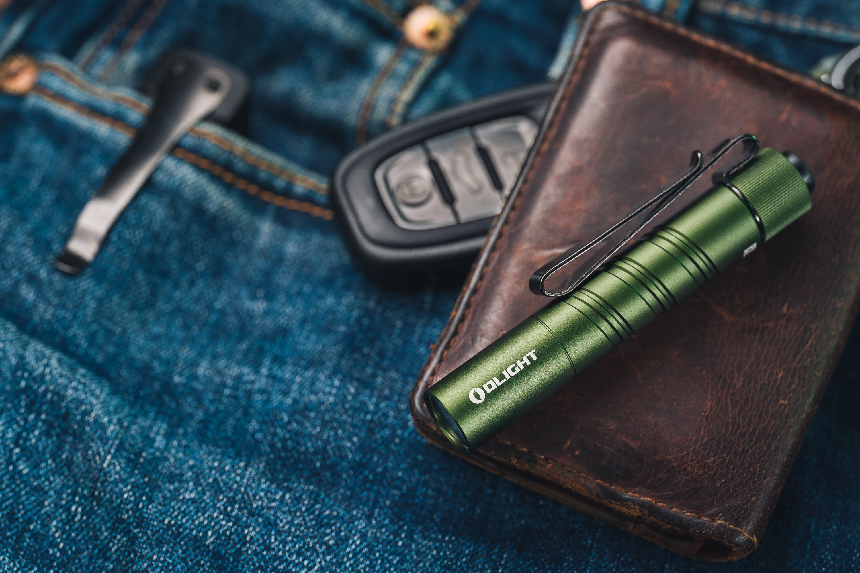 OLIGHT Baton 3 - Lampe Torche EDC 1200 Lumens - Aimantée, Rechargeable, Ultra-Compacte - IPX8 - Camping, Voiture, Pêche