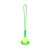 Lumière LED boule verte pour la Saint-Patrick, décorée de trèfles, avec une dragonne.