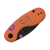 Couteau de poche pliant orange d'Halloween avec motif de citrouille sculptée et détails violets.