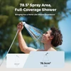 Homme prenant une douche de camping portable Flextail avec un large jet d'eau de 78,5 cm² en plein air.