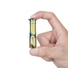 Mini lampe torche Olight I3E jaune et bleue à motif palmier tenue entre deux doigts pour un usage quotidien EDC