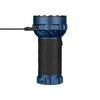 Lampe torche puissante bleue et noire Marauder 3 en charge avec câble tressé sur fond blanc