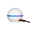 Diffuseur d'arômes sphérique blanc et bleu avec câble USB branché, affichant une lumière rouge
