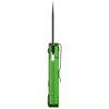 Vue de profil d'un couteau de poche pliable avec manche vert métallisé, clip de ceinture et lame fine noire sur fond noir.