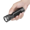 Lampe de poche Olight Seeker 4 Pro noire tenue en main, puissante et ergonomique pour l'outdoor et la sécurité
