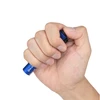 Mini lampe torche bleue Olight I3T 2 tenue en main avec motif Union Jack, idéale pour le transport quotidien EDC