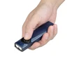 Olight Arkfeld Ultra bleue, tenue en main, avec interrupteur rotatif pour une utilisation facile et un éclairage polyvalent.