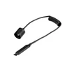 Interrupteur déporté noir pour lampe de poche tactique avec câble spirale extensible sur fond blanc
