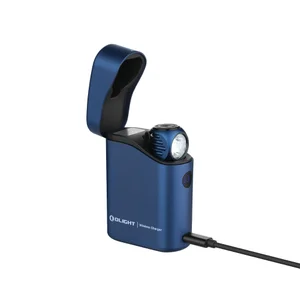 Olight PERUN 3 MINI bleu, vue de côté, dans son étui de chargement, pour utilisation quotidienne.