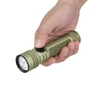 Lampe torche Olight Seeker Ultra verte tenue en main, avec grip texturé et bouton rotatif pour camping et outdoor