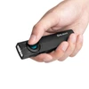 Olight ArkPro Ultra noire, vue latérale tenue en main, dotée d'un port de charge USB-C, idéale pour un éclairage polyvalent.