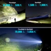 Comparaison des modes d'éclairage large et ciblé d'une lampe de poche puissante la nuit en montagne