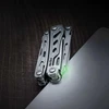 Pince multifonction NexTool compacte et fermée avec voyant LED vert sur fond sombre.