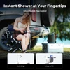 Douche de camping portable extérieure utilisée près d'un véhicule de camping pour se rincer les jambes après la plage.