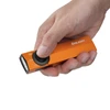 Lampe de poche Olight ArkPro orange tenue en main avec bouton de contrôle LED et UV pour un usage quotidien EDC
