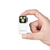 Olight Oclip Pro blanc en main, avec trois modes d'éclairage pour l'éclairage de travail ou quotidien.