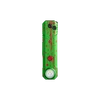 Lampe de poche EDC verte avec éclaboussures de sang rouge et bouton central sur fond noir