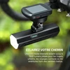 Éclairage vélo LED puissant 1600 lumens fixé sous un compteur de vitesse sur guidon de vélo de route.