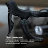 Télécommande sans fil pour éclairage de vélo fixée sur un guidon de route avec leviers de frein Shimano.