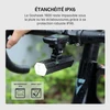 Éclairage vélo étanche Goshawk 1600 IPX6 avec gouttes d'eau fixé sur un guidon de vélo de route