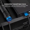 Câble de chargement magnétique Olight connecté à une lampe de poche tactique et une batterie externe