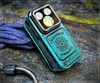 Lampe clip EDC Olight Oclip Pro S bleu turquoise gravée boussole posée sur roche humide en extérieur